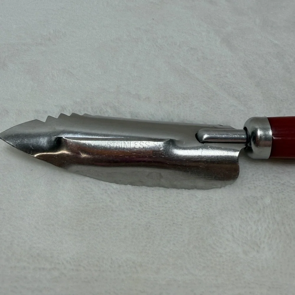 VTG Red Bakelite‎ Handle Serrated Apple Corer Peeler Farmhouse Grannycore